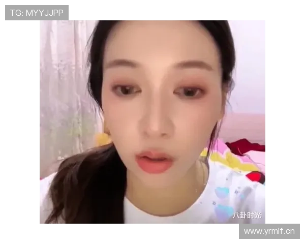 吴柳芳这组生活照像剪辑，随手一角比我整年花销还讲究，尴尬又想看具体花了多少