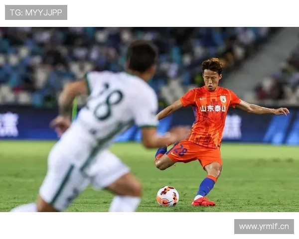 孙准浩冬天穿羽绒服比球迷还夸张，室内还带帽子啊这是？